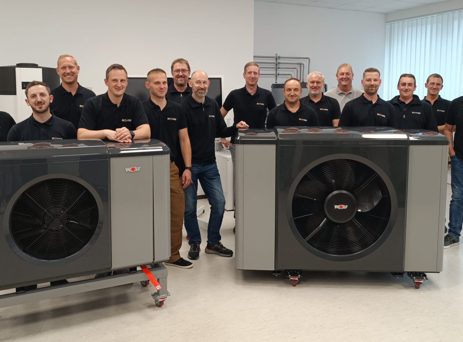 Das Team von Bohse Haustechnik vor Wolf Wärmepumpen